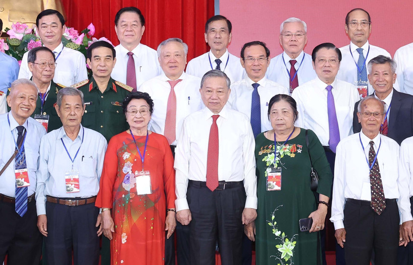 越共中央总书记苏林与革命老干部、有功人员和模范优抚家庭代表会面。图自越通社