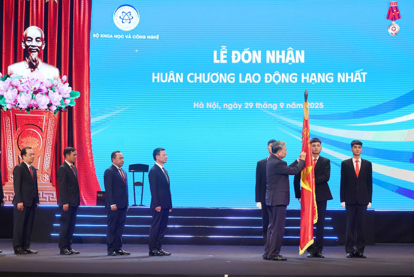 苏林总书记向科技部授予一等劳动勋章。图自越通社