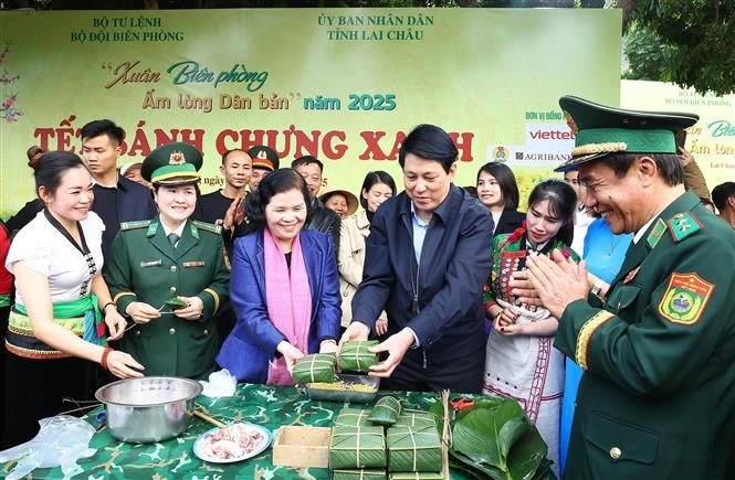 国家主席梁强参加在莱州省辛湖县帕秦乡举行的包粽子活动。图自越通社