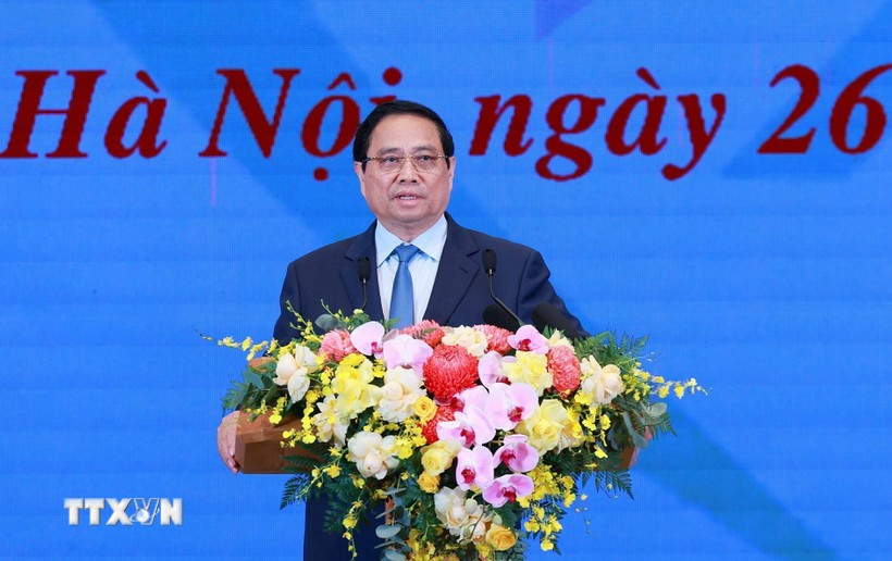 越南政府总理、中央竞赛奖励委员会主席、全国消除临时房和危旧房工作中央指导委员会主任范明政发表讲话。图自越通社