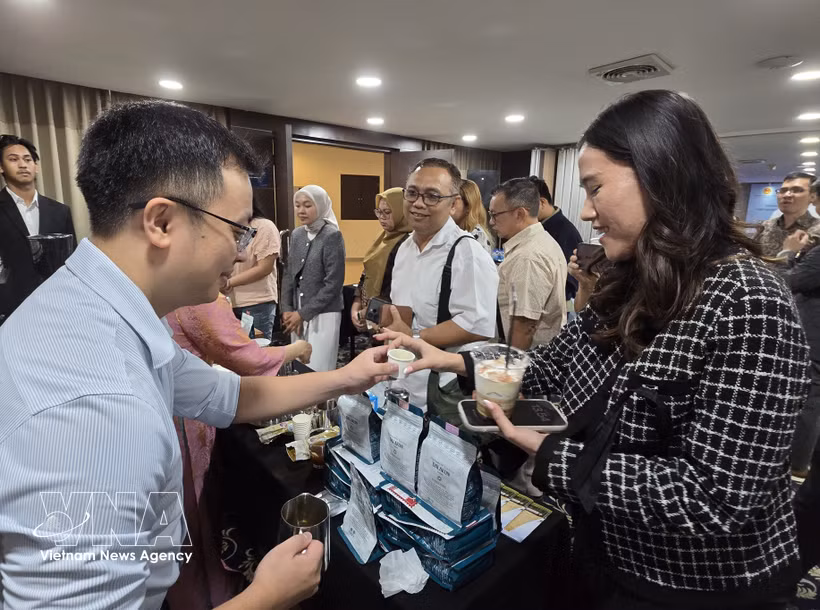越南企业向印尼伙伴介绍咖啡产品。图自越通社