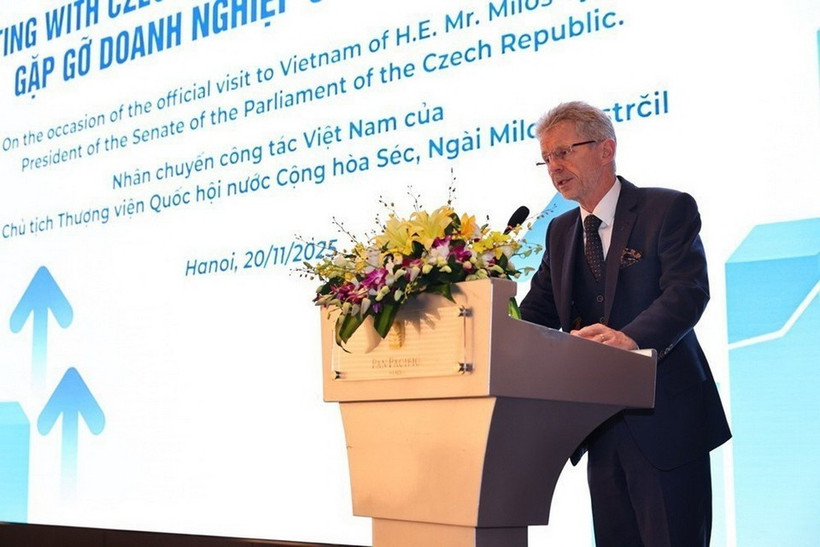 捷克共和国参议院议长米洛什‧维斯特奇尔发表讲话。图自越通社