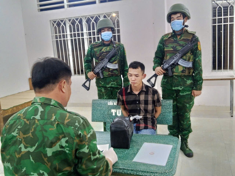 越南西宁省美贵西口岸边防哨所日前破获一起跨境毒品走私案，当场抓获两名犯罪嫌疑人，缴获近4公斤毒品。图自越通社