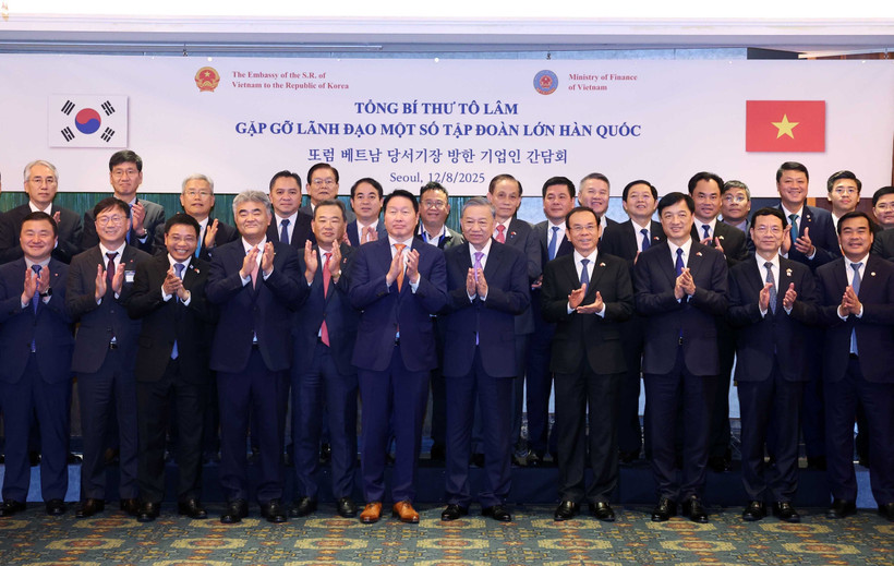 越共中央总书记苏林和韩国大型企业领导合影。图自越通社