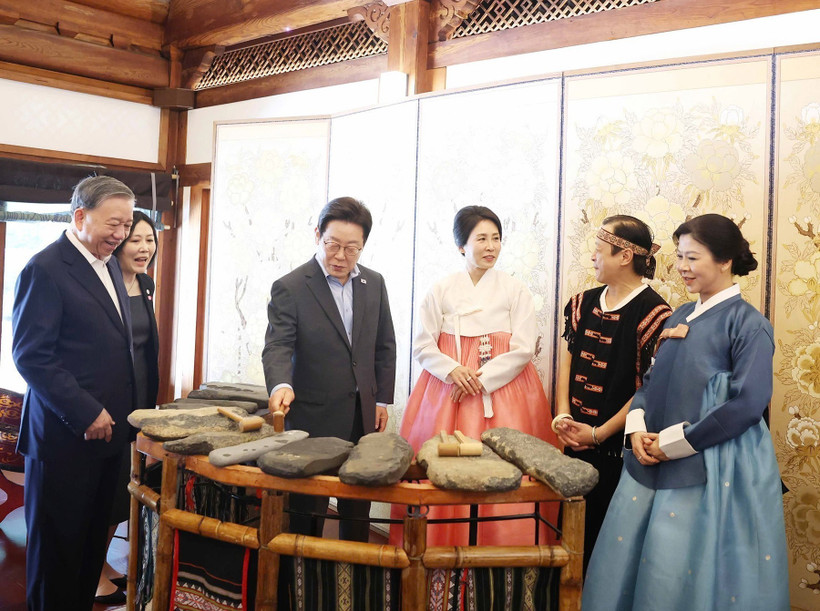 苏林总书记夫妇向韩国总统李在明夫妇介绍越南石琴艺术。图自越通社