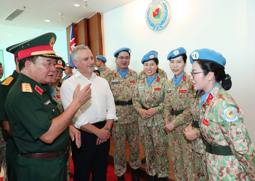 黄春战上将和澳大利亚国防部副秘书长休·杰弗里与参加联合国维和行动的越南女性军官会面。图自越通社