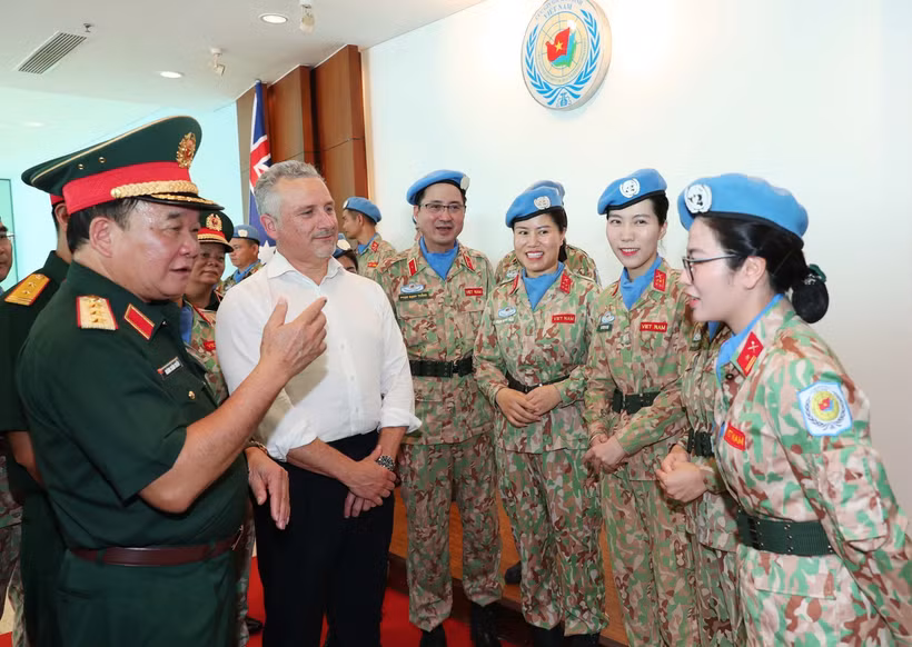 黄春战上将和澳大利亚国防部副秘书长休·杰弗里与参加联合国维和行动的越南女性军官会面。图自越通社