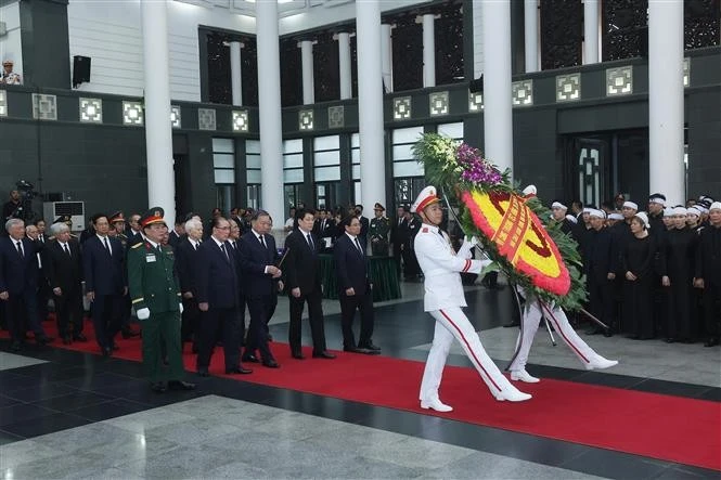 党、国家、国会、政府、越南祖国阵线各部委怀着无比沉痛的心情齐聚越南国家殡仪馆，出席为原国家主席陈德良的吊唁仪式。图自越通社