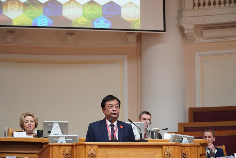 国会副主席黎明欢在主题为“新现实下的生态：挑战与机遇”会议上发表讲话。图自越通社