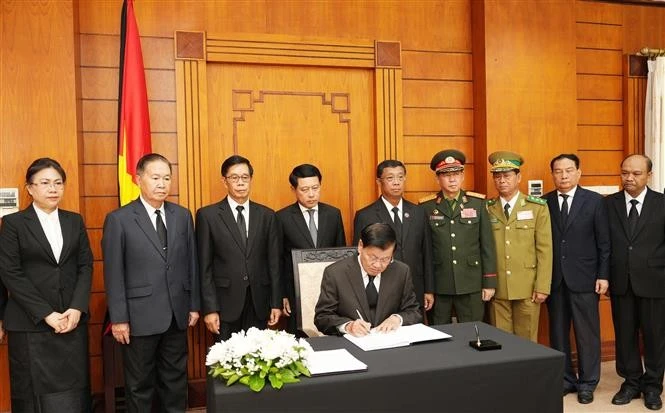 老挝人民革命党中央总书记、国家主席通伦·西苏里在吊唁簿上留言。图自越通社