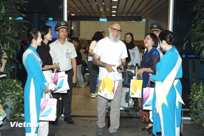 乘坐CZ8155号航班飞往岘港的中国游客。图自Vietnam+