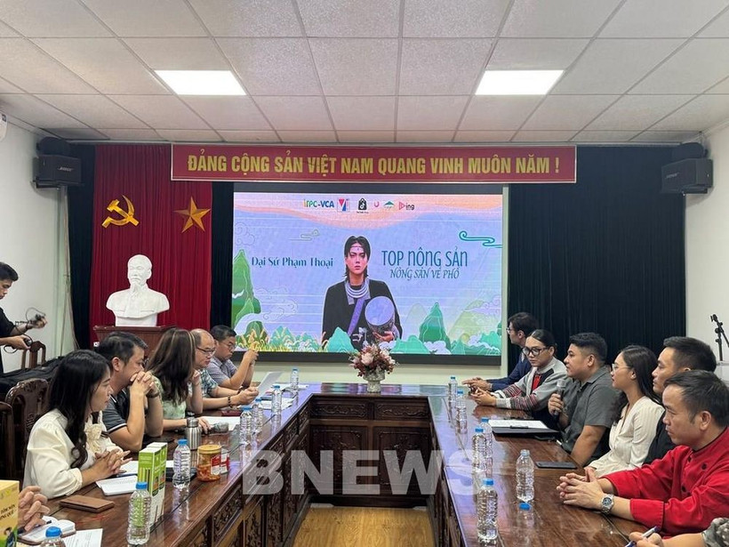 7月29日下午，越南Jin Pro Network传媒娱乐股份公司与越南合作社联盟、越南工贸部贸易促进局在河内联合召开新闻发布会。图自越通社