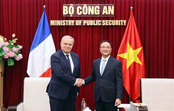越南公安部副部长范世松中将会见法国内政部部长级代表弗朗索瓦-诺埃尔•布费（Francois-Noel Buffet）。图自越通社