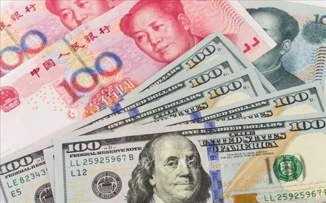 6月10日上午越南国内市场美元和人民币价格涨跌互现。图自AFP