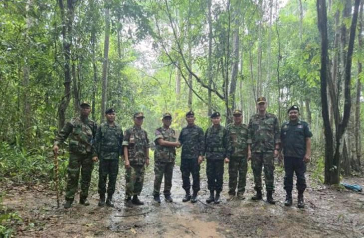6 月 8 日，泰国和柬埔寨指挥官在泰国乌汶府南云县 Chong Bok 握手。图自互联网