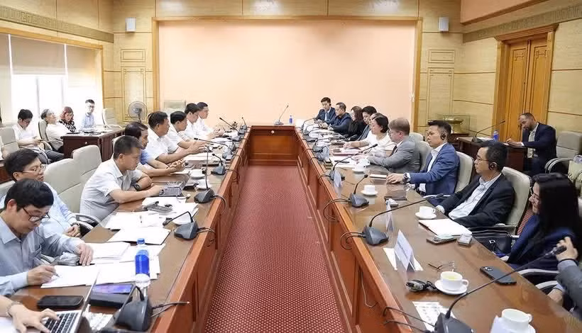越南卫生部副部长杜春宣与由美国商会东南亚与大洋洲地区执行总监约翰·戈耶率领的美国企业代表团举行工作会谈。图自Vietnam+