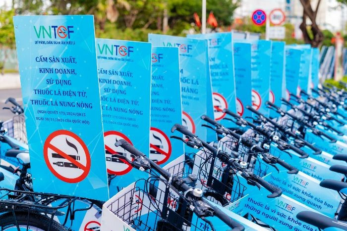 卫生和旅游部门需革新宣传方式，如在机场发放宣传册，在社交网上发布短视频，在景区设置标识，以提升公众意识。图自baodautu.vn