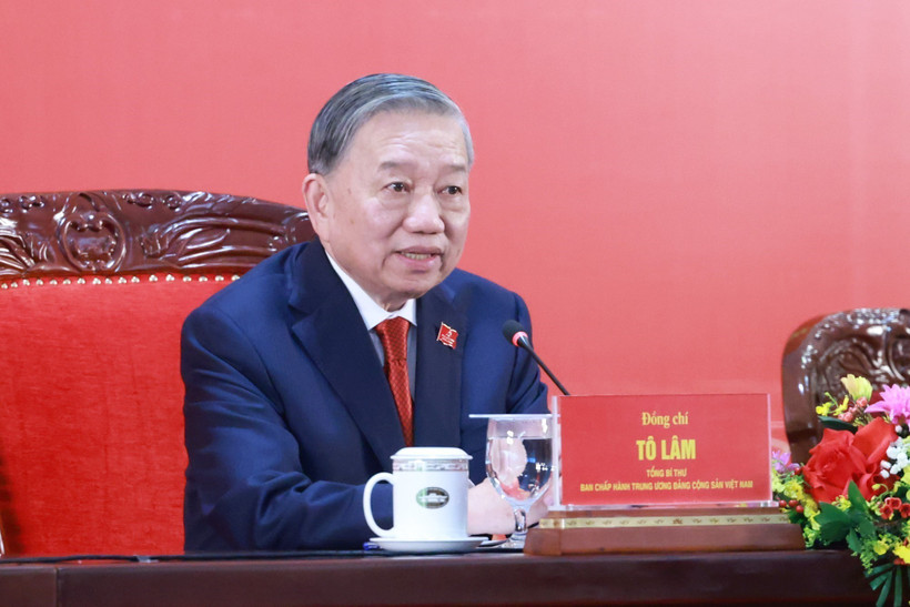 越共中央总书记苏林主持新闻发布会。图自越通社