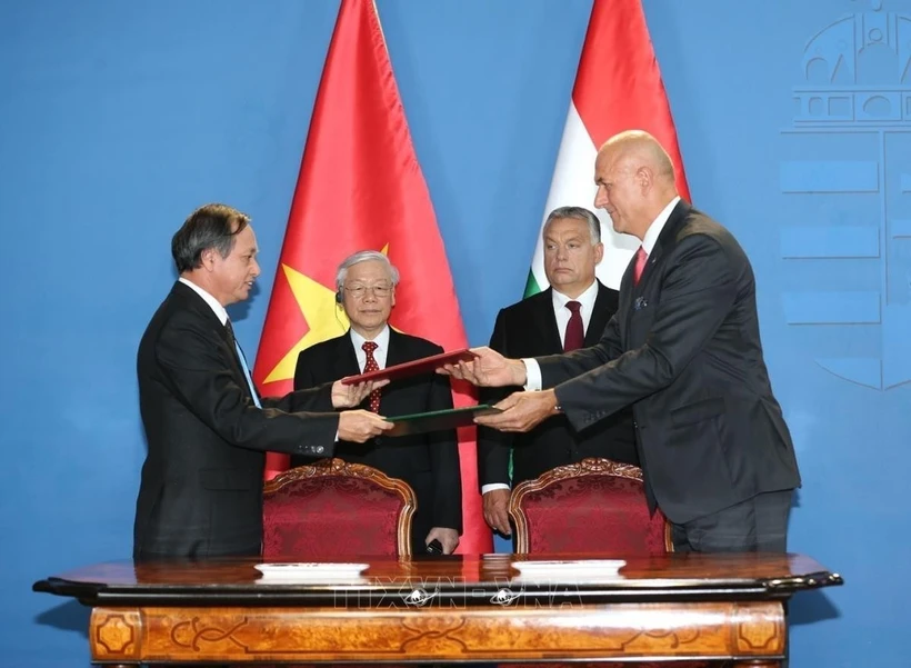 越共中央总书记阮富仲和匈牙利总理维克托·欧尔班共同见证了匈牙利水务协会与清化省人民委员会关于清化省清洁供水项目的谅解备忘录的签署仪式。图自越通社