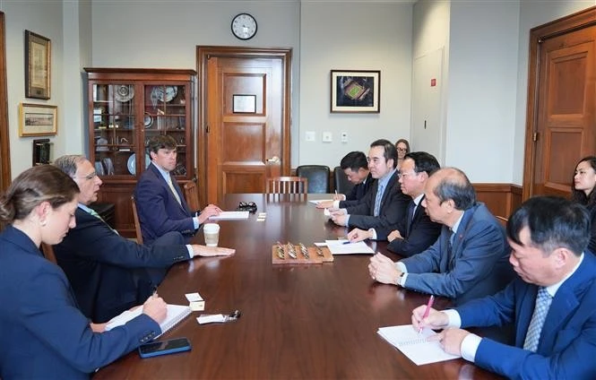 越南农业与环境部部长杜德维同美国国会两院农业委员会主席举行工作会谈。图自越通社