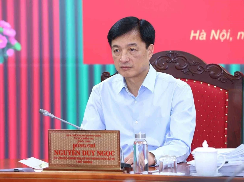越共中央政治局委员、中央书记处书记、中央检查委员会主任阮维玉主持会议。图自越通社