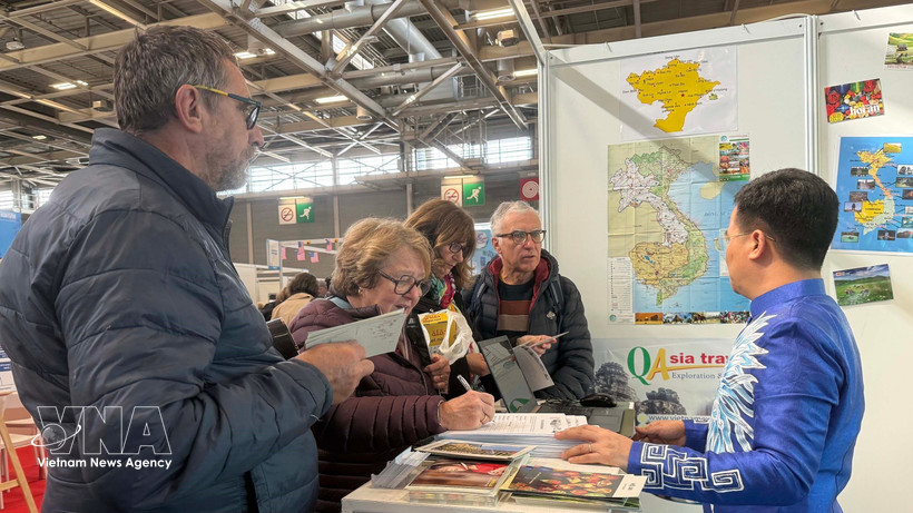 游客在3月12日至15日于巴黎举行的世界旅游展览会上了解越南旅游项目。图自越通社