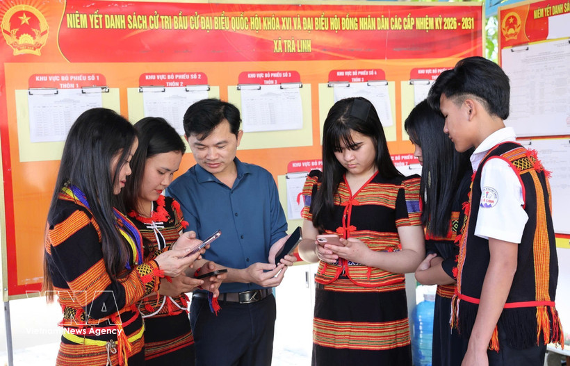 岘港市茶灵乡色当族同胞正在用手机查看有关第十六届国会及各级人民议会代表选举的视频和图表新闻，了解投票流程。图自越通社