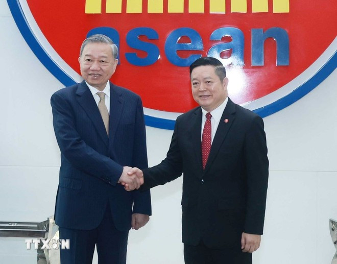 越共中央总书记苏林和东盟秘书长高金洪。图自越通社