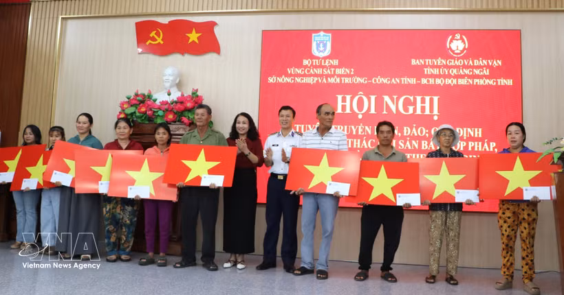 组委会向沙黄坊党委和人民委员会赠送了纪念品及200面越南国旗。图自越通社