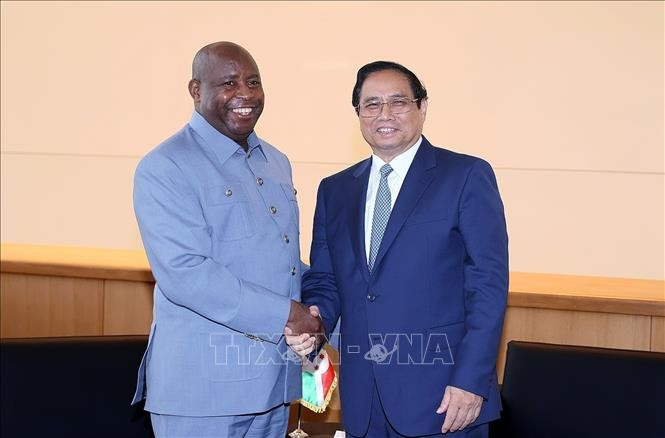 越南政府总理范明政在美国纽约出席联合国大会第78届会议高级别周期间会见了布隆迪总统埃瓦里斯特·恩达伊施米耶。图自越通社