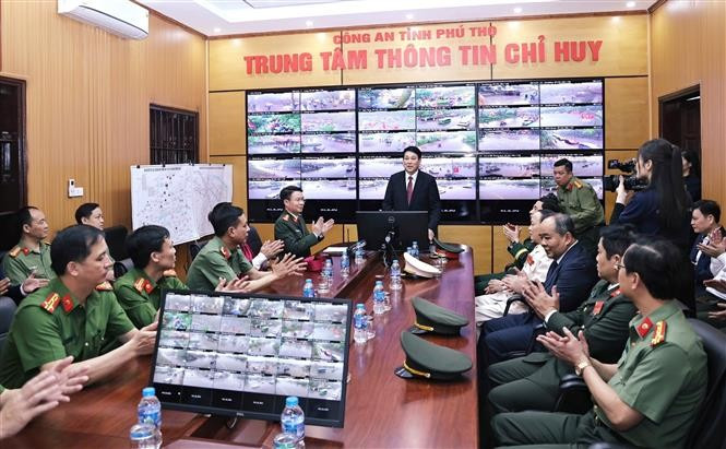 越南国家主席梁强看望慰问富寿省公安指挥信息中心干部和战士。图自越通社