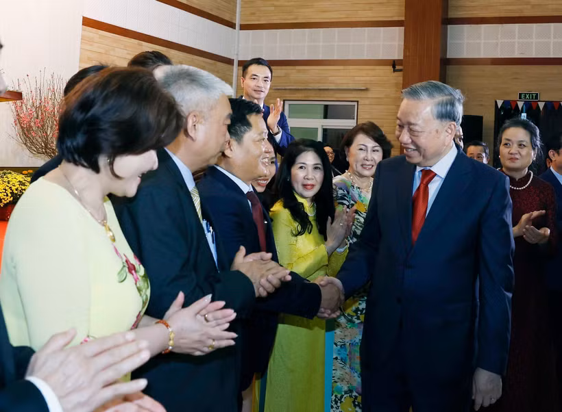 越共中央总书记苏林和越南驻柬埔寨大使馆全体干部、工作人员。图自越通社