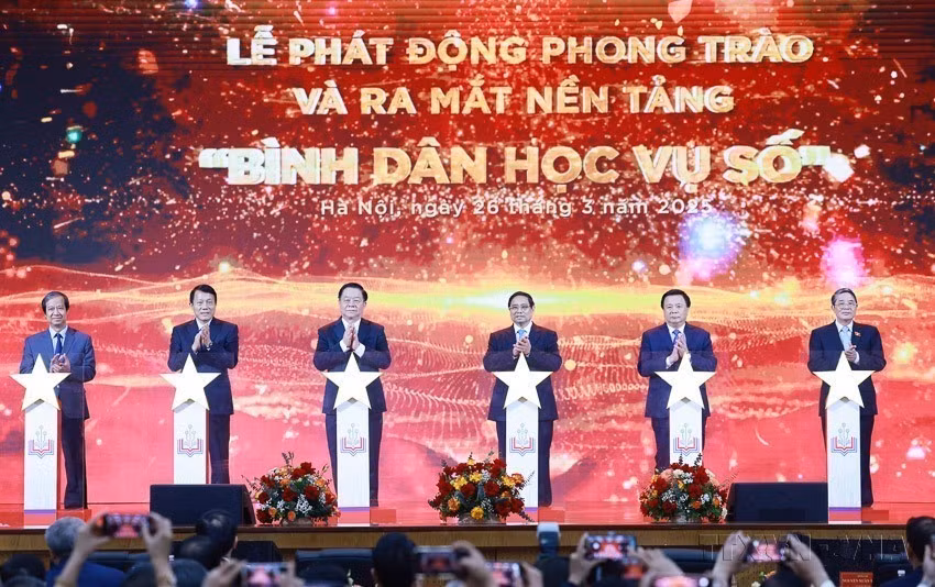 2025年3月26日下午，在河内，越南政府总理范明政与各位代表共同启动“数字扫盲行动”运动。图自 越通社