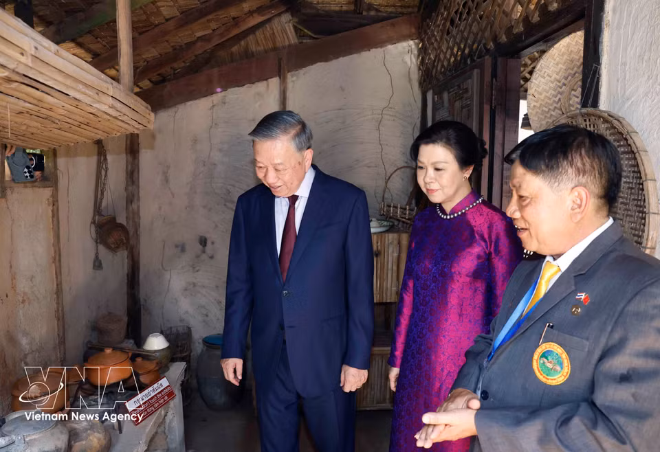 越共中央总书记、国家主席苏林与夫人参观泰国乌隆他尼府胡志明主席遗迹区。胡志明主席曾于1928年至1929年间在此生活并开展革命活动。图自 越通社
