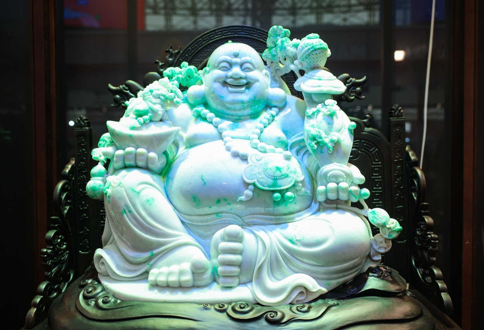 大型翡翠食材雕刻作品亮相春季博览会。图自 越通社