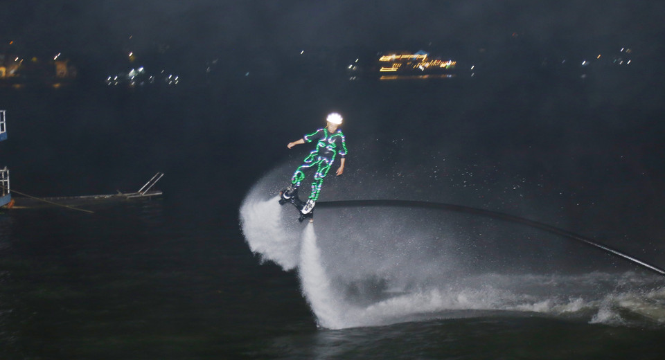 在水面高速移动的表演环节为同奈省民众带来惊喜与强烈的视觉冲击。图自 越通社