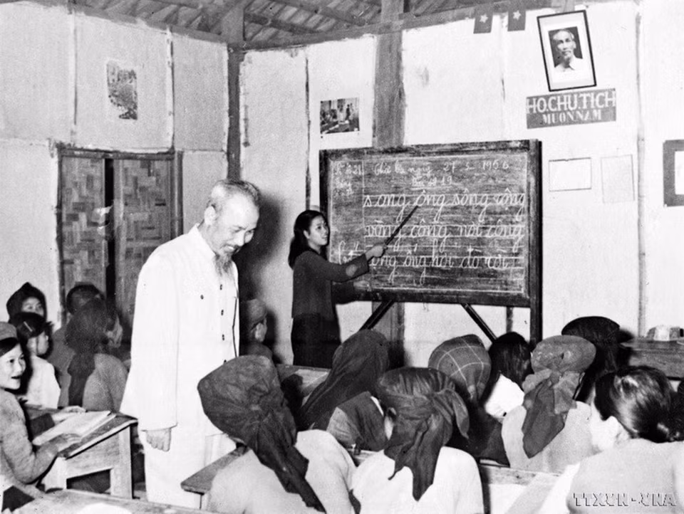 胡志明主席于1956年5月27日造访了河内市良安民区的“平民学务”班。图自 越通社