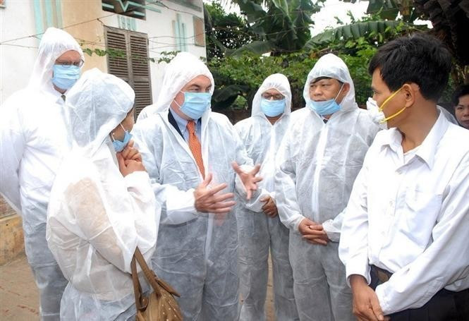 联合国开发计划署署长、联合国发展集团主席卡迈勒•德尔维斯在原河西省章美县竹山镇,与当地家禽养殖户就防控甲型禽流感(H5N1)的措施进行了交流与讨论(2006年12月9日)。图自越通社