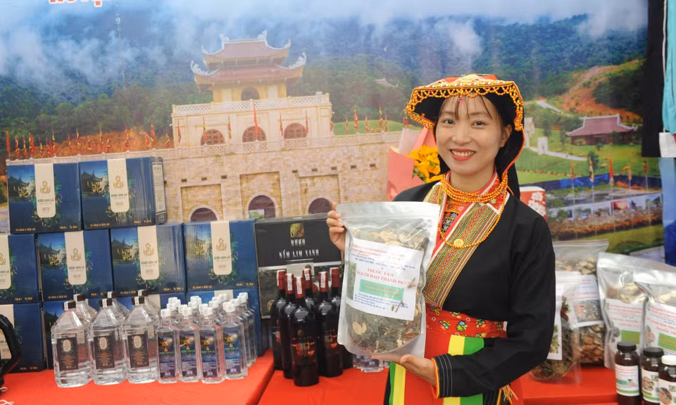 西安子乡瑶族的特色手工艺品。图自 越通社