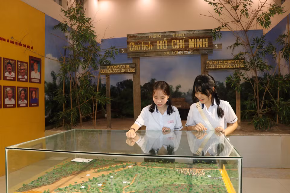 陈列馆是这一占地近5公顷遗迹群的一部分，也是学生们常来参观的场所。图自 越通社