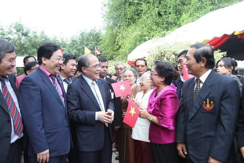 2012年12月4日，越南国会主席阮生雄在泰国乌隆他尼省胡志明主席纪念区会见了在旅泰越侨侨胞。图自 越通社