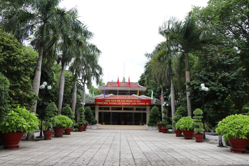 这座胡志明主席纪念堂外形仿若一朵盛开的莲花，象征着胡主席一生清廉高洁、简朴质朴的品格。图自 越通社
