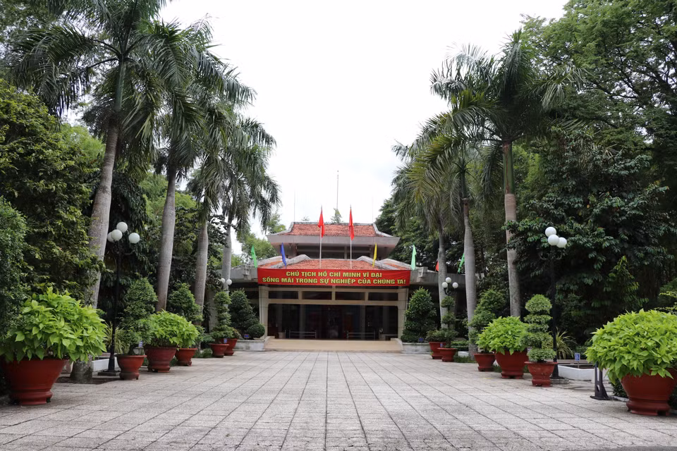 这座胡志明主席纪念堂外形仿若一朵盛开的莲花，象征着胡主席一生清廉高洁、简朴质朴的品格。图自 越通社