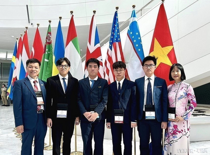 2024年国际生物奥林匹克(IBO)竞赛中,越南学生代表队的4名学生都获得奖牌(3枚金牌,1枚银牌)。凭借这一成绩,越南在81个参赛国家和地区中排名第三。图自 越通社