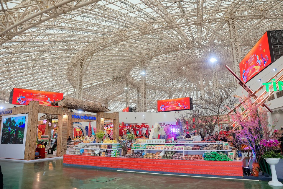 2026年春季博览会于2月2日至8日在河内东英乡举行，吸引3000余个展位参展。这是越南重点贸易促进活动之一，旨在通过农产品、纺织服装及特色文化展区，刺激消费需求，推广越南品牌，并促进国际经贸对接。图自 越通社《Vietnam+》