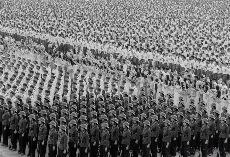 1975年9月2日上午举行的庆祝越南民主共和国成立30周年的集会、阅兵和游行活动,吸引了40多万名群众和军民以及600多名国际代表参加。图自 越通社