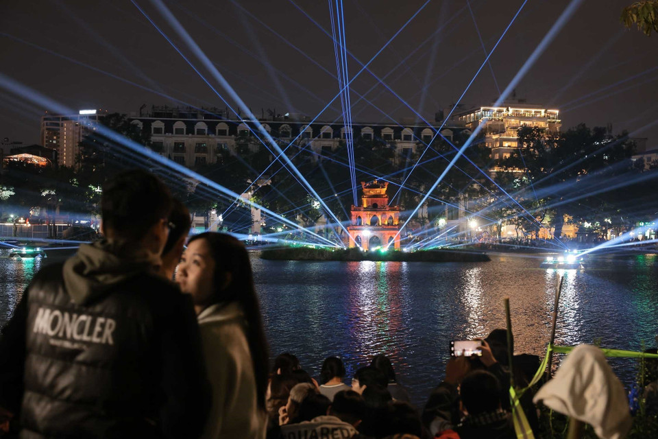 龟塔灯火璀璨、流光溢彩。图自 越通社