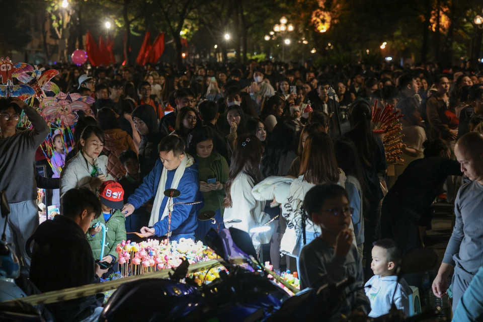 众多市民选择在还剑湖周边有利位置守候，等待观赏迎接2026年的新年烟花表演。图自 越通社