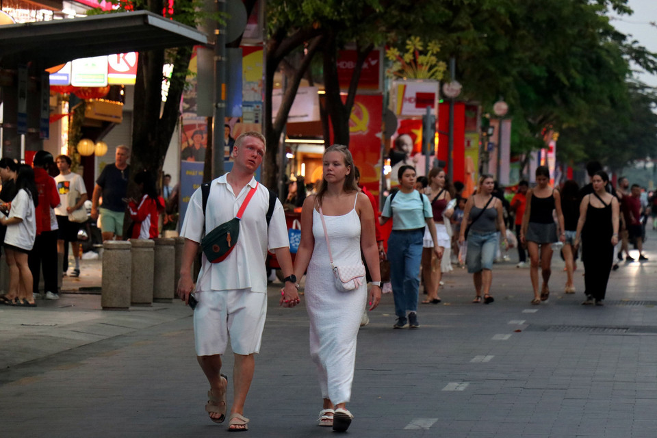 市民和游客汇聚至西贡坊阮惠街，参与各类迎新年活动。图自 越通社