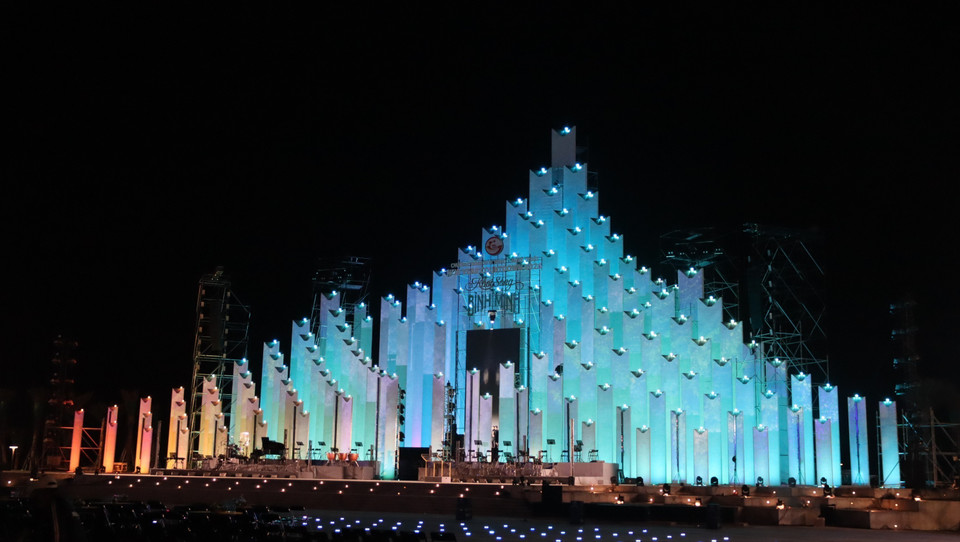 市民和游客在胡志明市三胜塔前热切记录迎接新年的精彩瞬间。图自 越通社